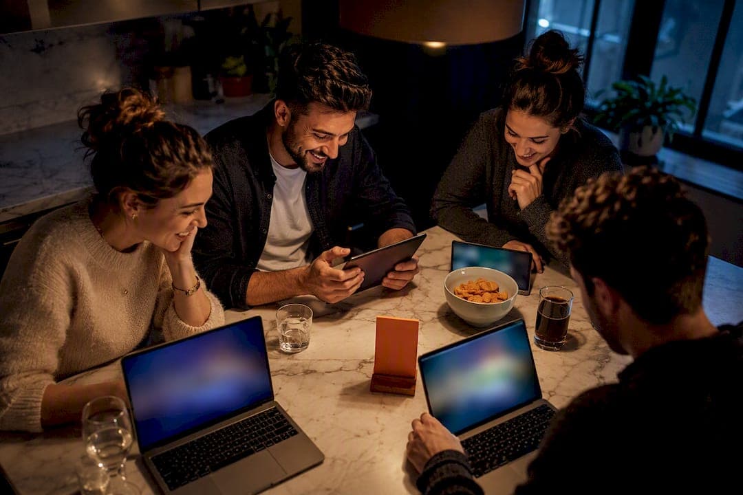 In 2 Min. los: Spieleabend online mit Gastgeberablauf und Escape Room